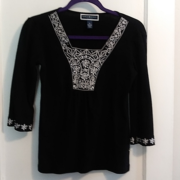 Karin Scott Petites black retro embroidered 3/4 sleeve top. Size PP - Picture 1 of 2